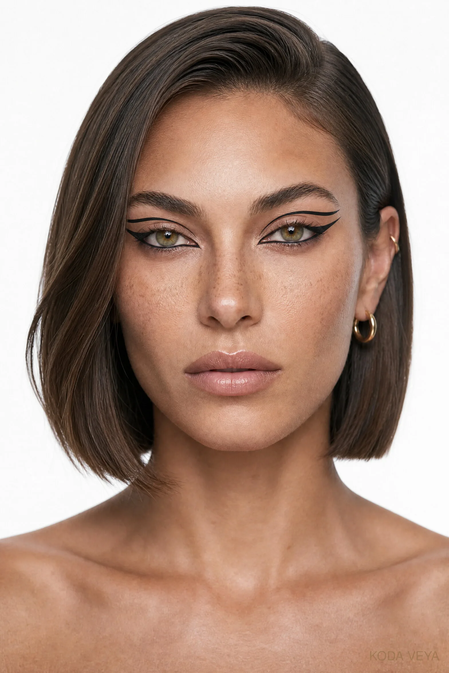 Look 05, Graphic: Koda with a crisp black graphic eyeliner wing and clean skin